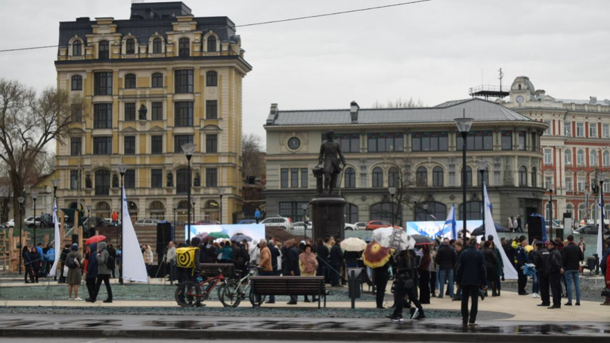 В Саратове у речного вокзала открыли памятник Петру I