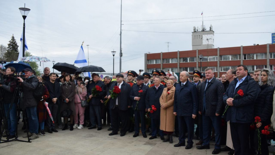 В Саратове у речного вокзала открыли памятник Петру I