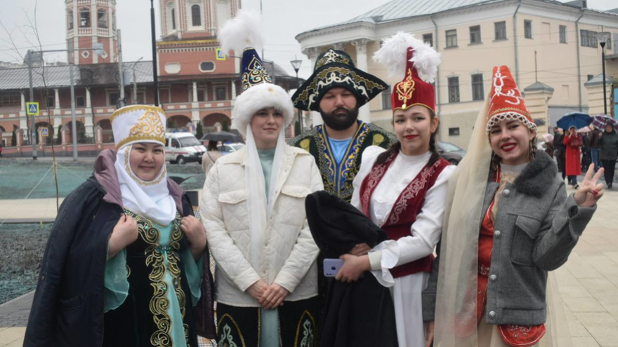В Саратове у речного вокзала открыли памятник Петру I