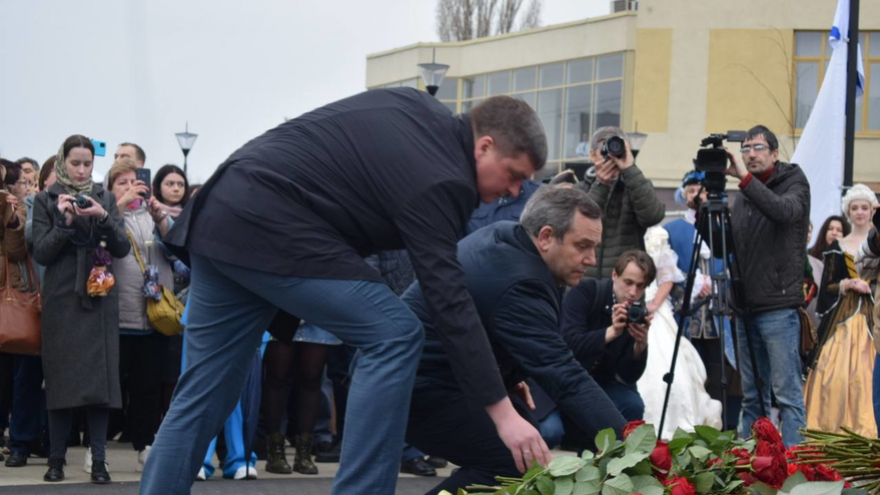В Саратове у речного вокзала открыли памятник Петру I