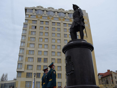 В Саратове у речного вокзала открыли памятник Петру I