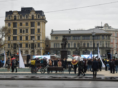 В Саратове у речного вокзала открыли памятник Петру I