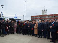 В Саратове у речного вокзала открыли памятник Петру I