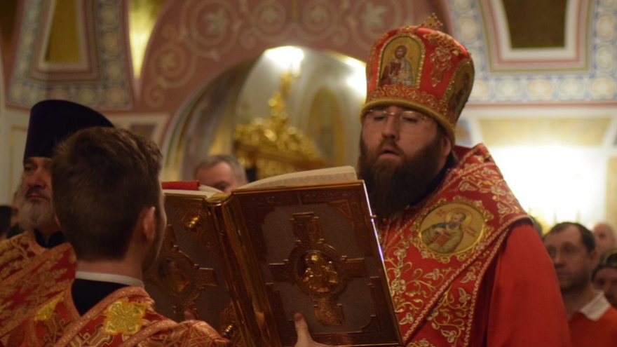 Пасха: более 500 саратовцев приняли участие в крестном ходе вокруг Свято-Троицкого собора