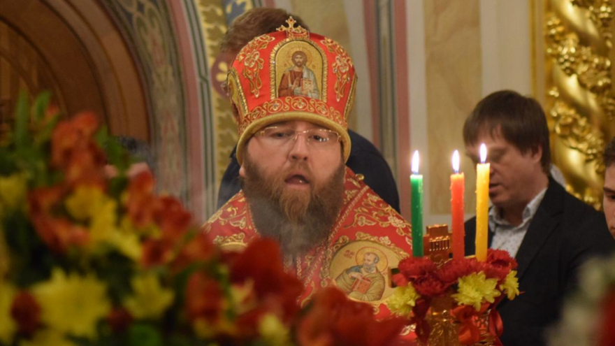 Пасха: более 500 саратовцев приняли участие в крестном ходе вокруг Свято-Троицкого собора