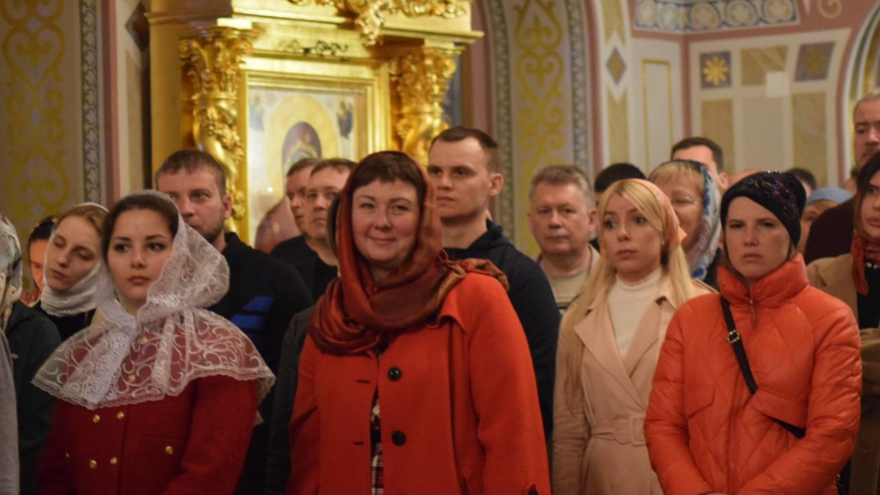Пасха: более 500 саратовцев приняли участие в крестном ходе вокруг Свято-Троицкого собора