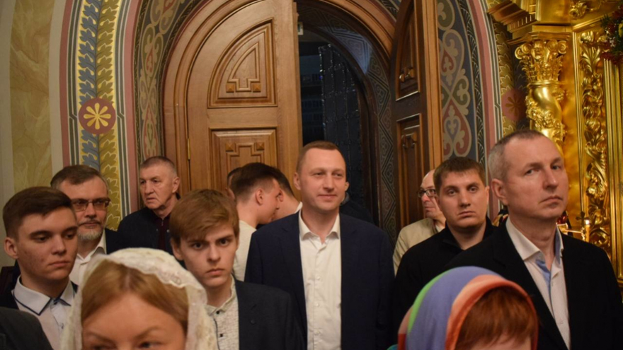 Пасха: более 500 саратовцев приняли участие в крестном ходе вокруг Свято-Троицкого собора