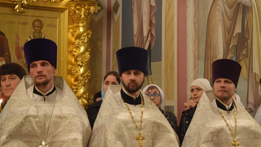 Пасха: более 500 саратовцев приняли участие в крестном ходе вокруг Свято-Троицкого собора