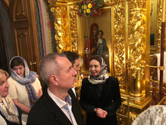 Пасха: более 500 саратовцев приняли участие в крестном ходе вокруг Свято-Троицкого собора