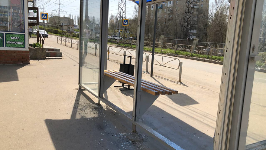 В Саратове вандалы изуродовали остановочный павильон на улице Перспективной