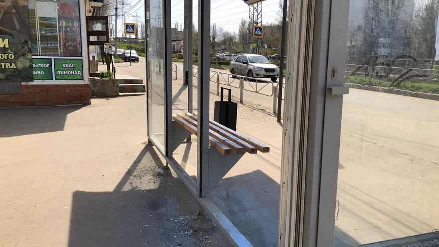 В Саратове вандалы изуродовали остановочный павильон на улице Перспективной