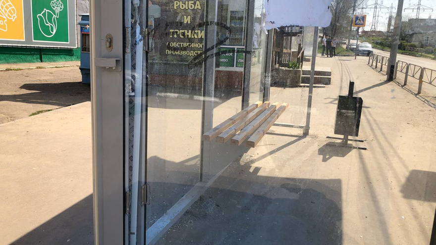 В Саратове вандалы изуродовали остановочный павильон на улице Перспективной