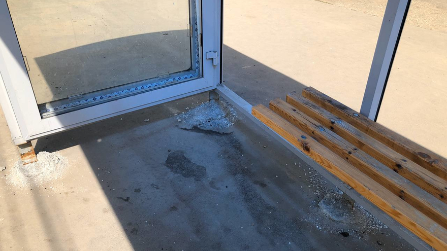 В Саратове вандалы изуродовали остановочный павильон на улице Перспективной