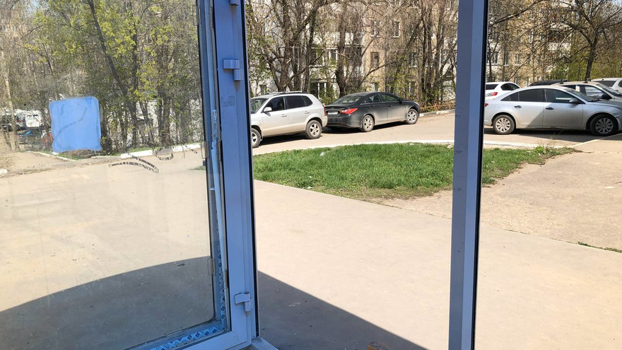 В Саратове вандалы изуродовали остановочный павильон на улице Перспективной