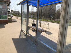 В Саратове вандалы изуродовали остановочный павильон на улице Перспективной