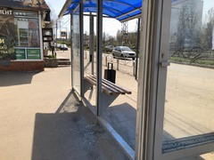 В Саратове вандалы изуродовали остановочный павильон на улице Перспективной