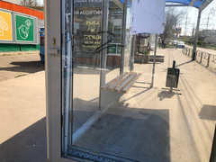 В Саратове вандалы изуродовали остановочный павильон на улице Перспективной