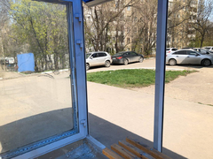 В Саратове вандалы изуродовали остановочный павильон на улице Перспективной