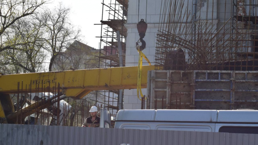 Реконструкция театра оперы и балета: на стройплощадке рухнул автокран