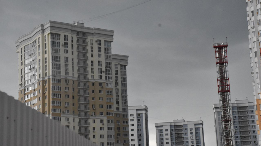 Пожарные в 20-килограммовом обмундировании соревнуются в скорости забега на 25 этаж