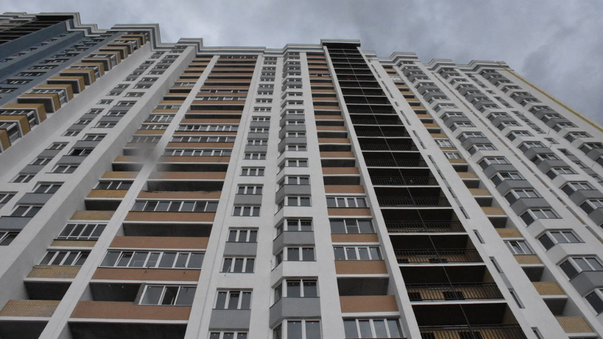 Пожарные в 20-килограммовом обмундировании соревнуются в скорости забега на 25 этаж