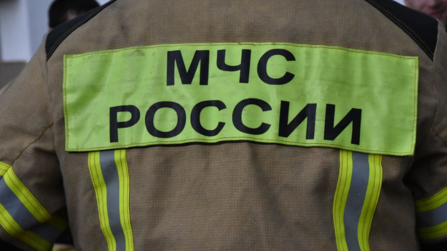 Пожарные в 20-килограммовом обмундировании соревнуются в скорости забега на 25 этаж