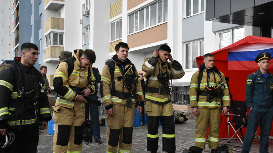 Пожарные в 20-килограммовом обмундировании соревнуются в скорости забега на 25 этаж