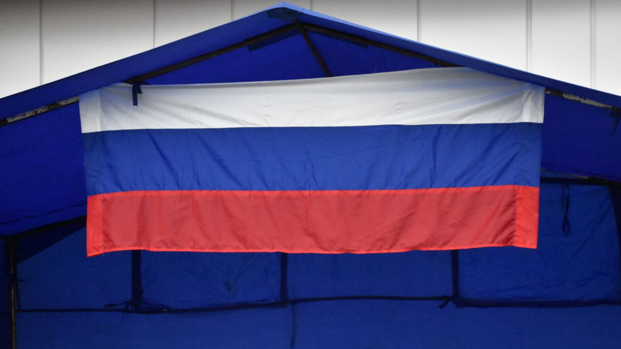 Пожарные в 20-килограммовом обмундировании соревнуются в скорости забега на 25 этаж