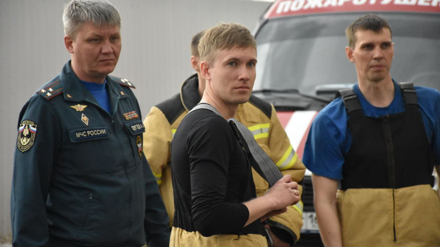 Пожарные в 20-килограммовом обмундировании соревнуются в скорости забега на 25 этаж