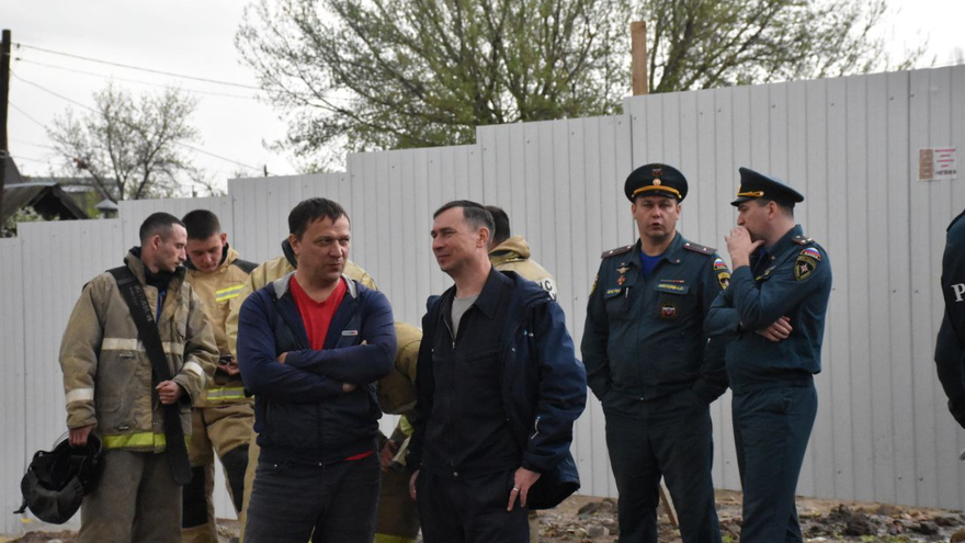 Пожарные в 20-килограммовом обмундировании соревнуются в скорости забега на 25 этаж