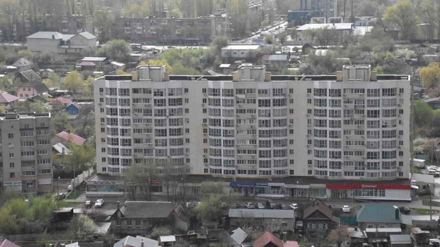 Пожарные в 20-килограммовом обмундировании соревнуются в скорости забега на 25 этаж
