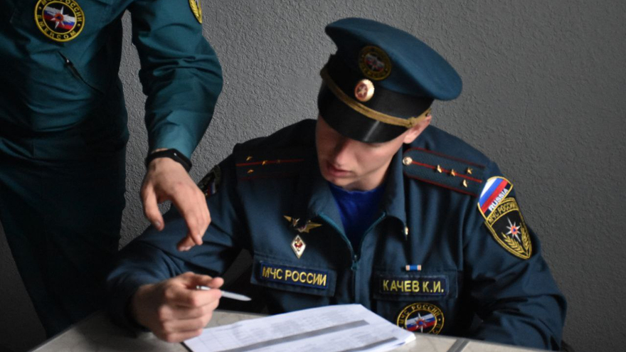 Пожарные в 20-килограммовом обмундировании соревнуются в скорости забега на 25 этаж