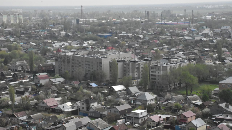 Пожарные в 20-килограммовом обмундировании соревнуются в скорости забега на 25 этаж