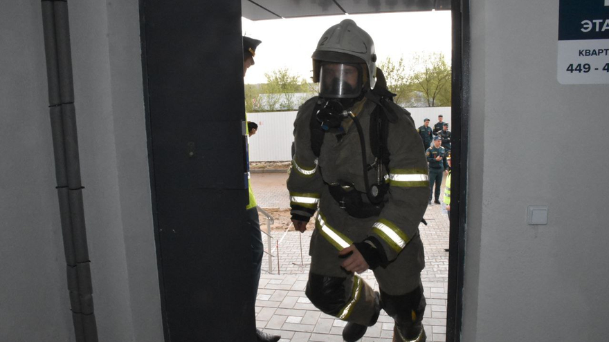 Пожарные в 20-килограммовом обмундировании соревнуются в скорости забега на 25 этаж