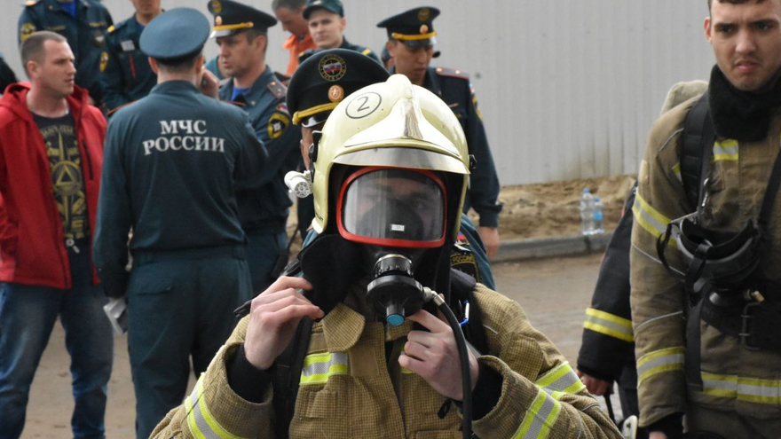 Пожарные в 20-килограммовом обмундировании соревнуются в скорости забега на 25 этаж