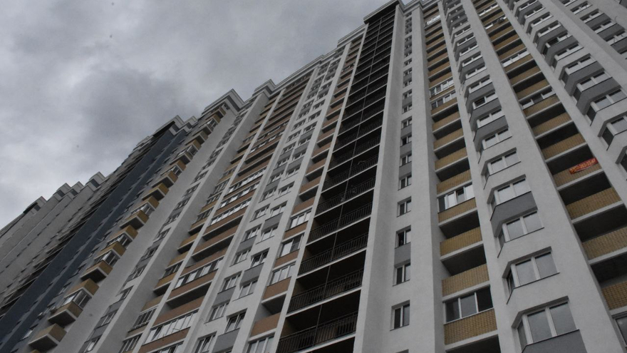 Пожарные в 20-килограммовом обмундировании соревнуются в скорости забега на 25 этаж