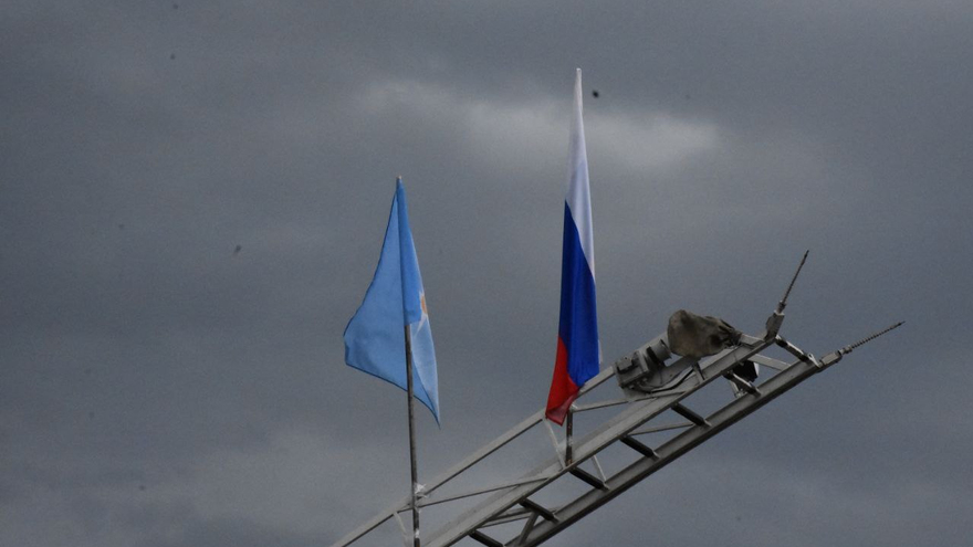 Пожарные в 20-килограммовом обмундировании соревнуются в скорости забега на 25 этаж