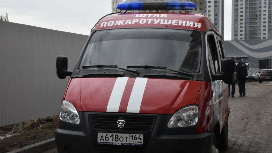 Пожарные в 20-килограммовом обмундировании соревнуются в скорости забега на 25 этаж