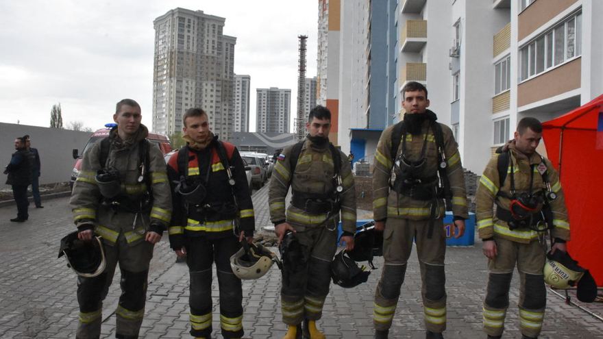 Пожарные в 20-килограммовом обмундировании соревнуются в скорости забега на 25 этаж