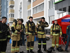 Пожарные в 20-килограммовом обмундировании соревнуются в скорости забега на 25 этаж