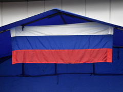 Пожарные в 20-килограммовом обмундировании соревнуются в скорости забега на 25 этаж
