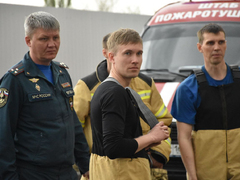 Пожарные в 20-килограммовом обмундировании соревнуются в скорости забега на 25 этаж