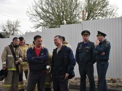 Пожарные в 20-килограммовом обмундировании соревнуются в скорости забега на 25 этаж