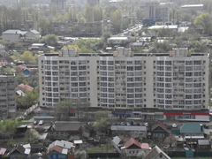 Пожарные в 20-килограммовом обмундировании соревнуются в скорости забега на 25 этаж