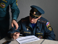 Пожарные в 20-килограммовом обмундировании соревнуются в скорости забега на 25 этаж