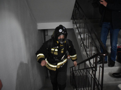 Пожарные в 20-килограммовом обмундировании соревнуются в скорости забега на 25 этаж