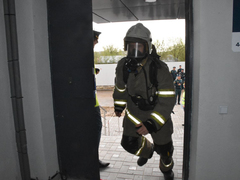 Пожарные в 20-килограммовом обмундировании соревнуются в скорости забега на 25 этаж