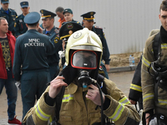 Пожарные в 20-килограммовом обмундировании соревнуются в скорости забега на 25 этаж