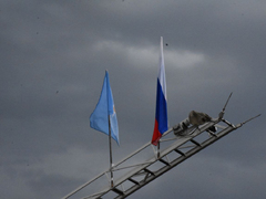 Пожарные в 20-килограммовом обмундировании соревнуются в скорости забега на 25 этаж