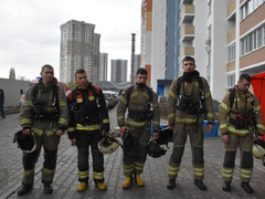 Пожарные в 20-килограммовом обмундировании соревнуются в скорости забега на 25 этаж